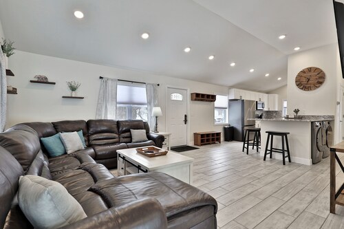 Rutland's Hidden Gem: 2 BR/1BA Renovated Home Close to Everything