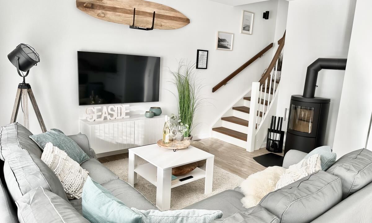 Een televisie en een open haard