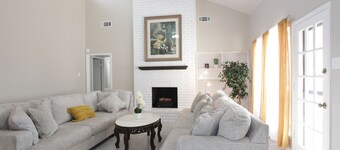 Lake view, Spacious 5 bedrooms, big lot, sleep 18