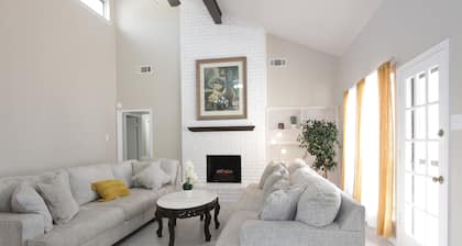 Lake view, Spacious 5 bedrooms, big lot, sleep 18