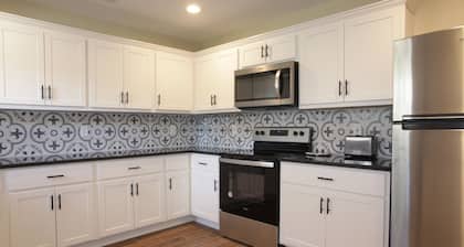 Lake view, Spacious 5 bedrooms, big lot, sleep 18