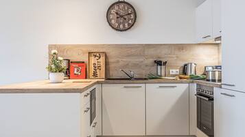 KĂŒhlschrank, Mikrowelle, Ofen, Herdplatte