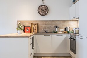 Fridge, microwave, oven, stovetop - Fjord berth 1 - sauna, desk, shower, terrace, beach chair, garden furniture (Schleswig)