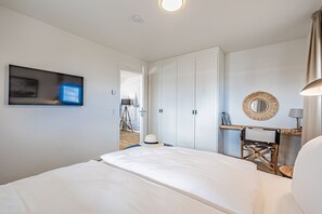 3 bedrooms, desk, travel crib, free WiFi - Fjord berth 1 - sauna, desk, shower, terrace, beach chair, garden furniture (Schleswig)