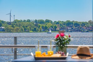 Outdoor dining - Fjord berth 4 - shower, balcony, garden furniture, underfloor heating, parking lot (Schleswig)