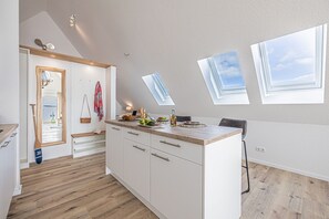 Kylskåp, mikrovågsugn, ugn och spishäll