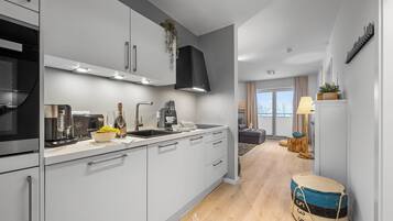 Een koelkast, een oven, een kookplaat, een vaatwasser