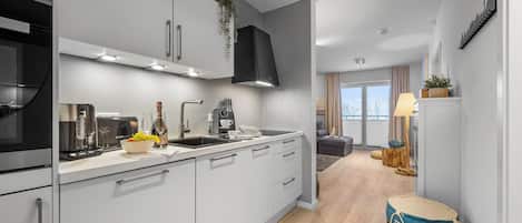 Fridge, oven, stovetop, dishwasher