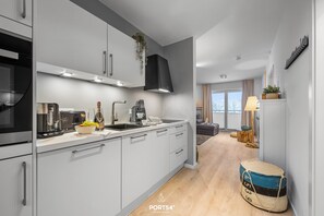 Frigorífico, horno, placa de cocina y lavavajillas