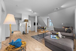 Una televisión, un reproductor de DVD, un reproductor estéreo