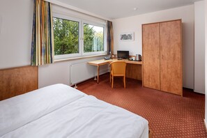 Desk, laptop workspace, free WiFi, bed sheets - Academy Lodge Boardinghouse (Hamburg)