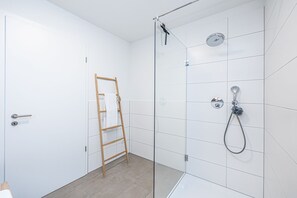 Dusche, Haartrockner, Handtücher