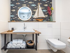 Dusche, Haartrockner, Handtücher