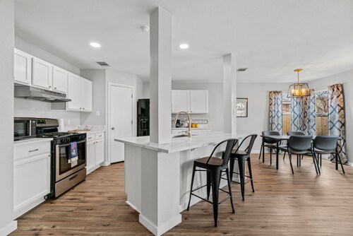 Modern home w/ garage, big yard, pool 4 mins away!