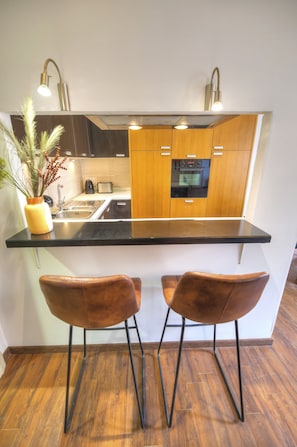 Kjøleskap, mikrobølgeovn, ovn og kaffetrakter/tekoker