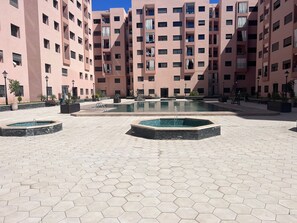 Innendørsbasseng og utendørsbasseng