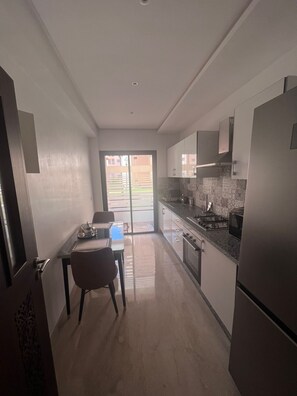 Fridge, microwave, oven, stovetop - Sublime new apartment with swimming pool ideal for families (gueliz)
