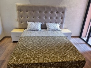 2 chambres, fer et planche à repasser, lit de bébé portatif