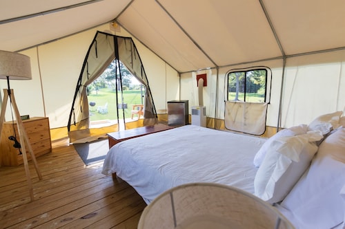 Cozy Forest Retreat: Snug Glamping by the Fire Pit