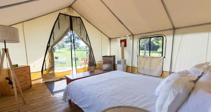 Cozy Forest Retreat: Snug Glamping by the Fire Pit