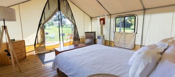 Cozy Forest Retreat: Snug Glamping by the Fire Pit