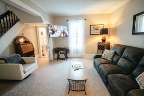 Smart TV - Laurel Guest House in the Heart of Ohiopyle (Ohiopyle)