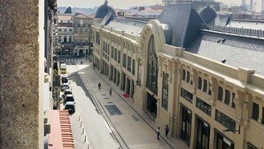 A street view with a building featuring large windows and a dome structure. - Downtown 3A in Oporto (Porto)