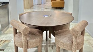 A modern dining area with a round table and four speckled chairs. - Downtown 4B in Oporto (Porto)