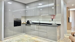 A modern kitchen with sleek cabinetry, a built-in oven, and a granite countertop. - Downtown 4B in Oporto (Porto)