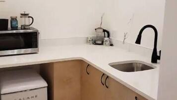 雪櫃、微波爐、咖啡機/沖茶器、多士爐