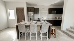 Réfrigérateur, micro-ondes, plaque de cuisson, cafetière/bouilloire