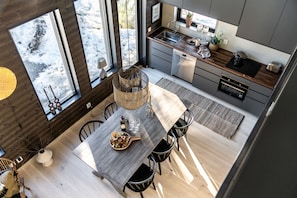 Full-size fridge, microwave, oven, stovetop