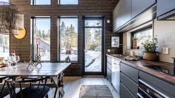 大型冷蔵庫、電子レンジ、オーブン、コンロ