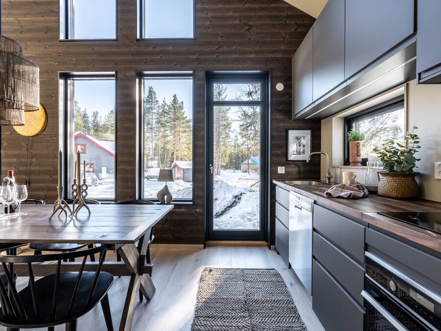 Full-size fridge, microwave, oven, stovetop