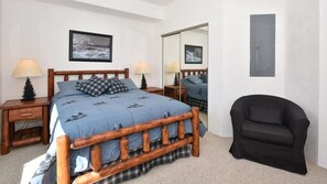 4 bedrooms, iron/ironing board, WiFi, bed sheets - Seven Springs Woodridge 4 Bedroom Premium Condo, Deck with Mountain Views by RedAwning (Champion)