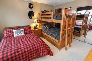4 bedrooms, iron/ironing board, Internet, bed sheets