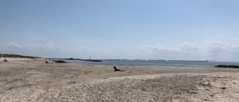 Ligstoelen aan het strand, strandlakens