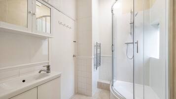 Shower, hair dryer, towels, shampoo