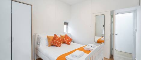 1 dormitorio, tabla de planchar con plancha, wifi