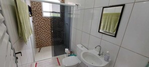 Bathroom - Two-story house with pool in gated community. (CARAGUATATUBA)