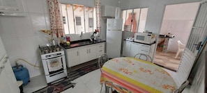Fridge, microwave, oven, stovetop - Two-story house with pool in gated community. (CARAGUATATUBA)