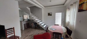 Dining - Two-story house with pool in gated community. (CARAGUATATUBA)