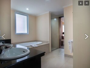 Douche, sèche-cheveux, serviettes fournies, savon