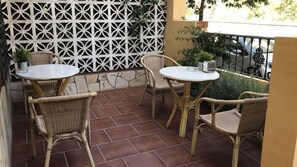 Outdoor dining - Hostal Moscatel (Málaga)