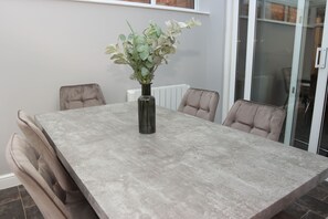 Dining - Cozy 7bed home - 10mins from town centre! (Birmingham)