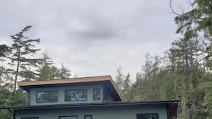 Une maison à deux étages avec un garage, un porche abrité et une terrasse.