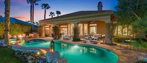 Een buitenzwembad, een verwarmd zwembad