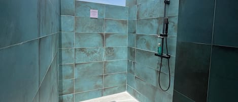 Habitación estándar, 1 cama matrimonial, baño privado | Baño | Regadera, regadera tipo lluvia, toallas, jabón