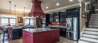 Large Home on Bluewater/Sleep 24/with boats