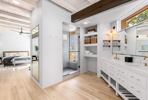 3 bedrooms, desk, iron/ironing board, WiFi